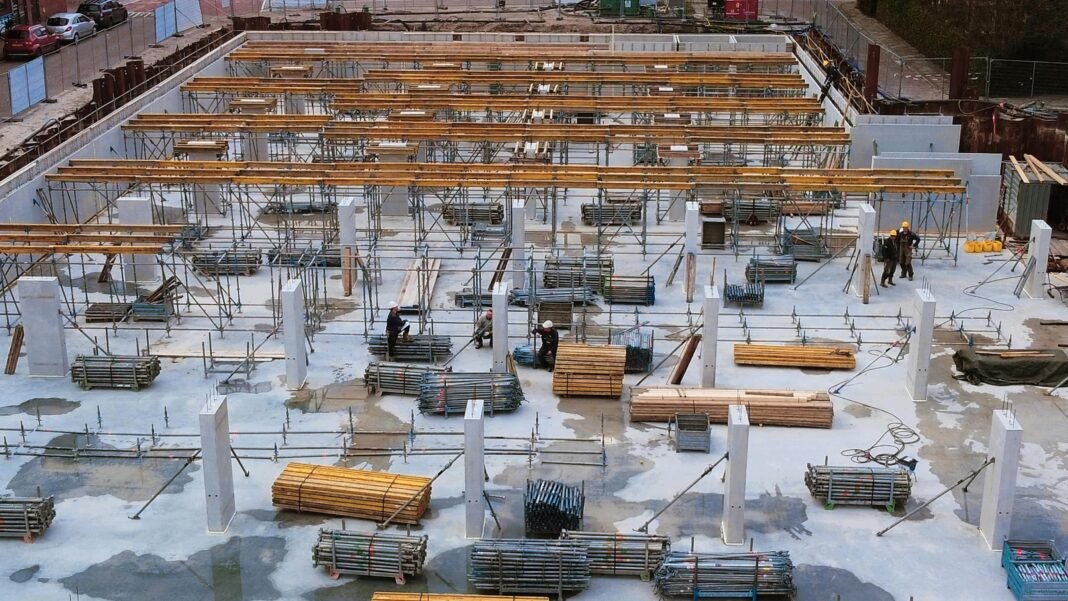 Pourquoi l’echafaudage roulant est devenu indispensable sur les chantiers modernes