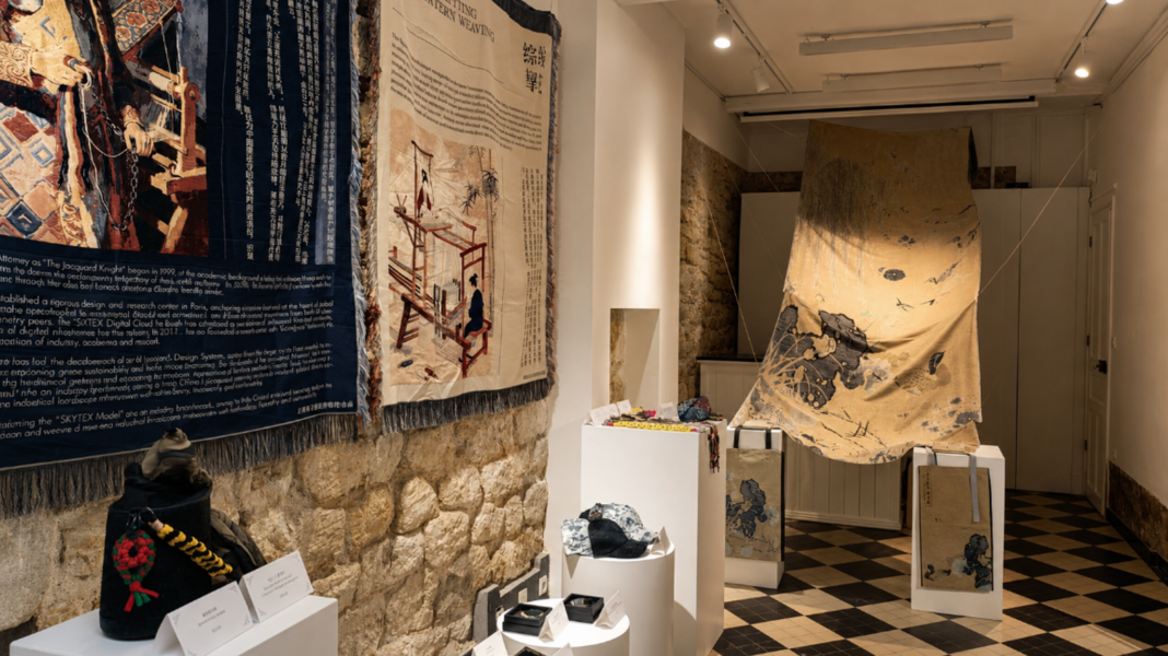 Un tissu de Songjiang tisse un nouveau récit oriental— Le patrimoine vivant de Songjiang rayonne à Paris